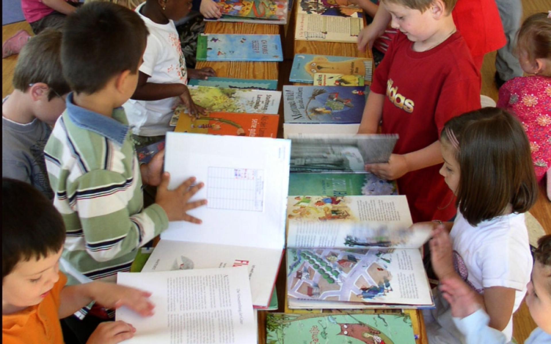 Kinder mit Büchern