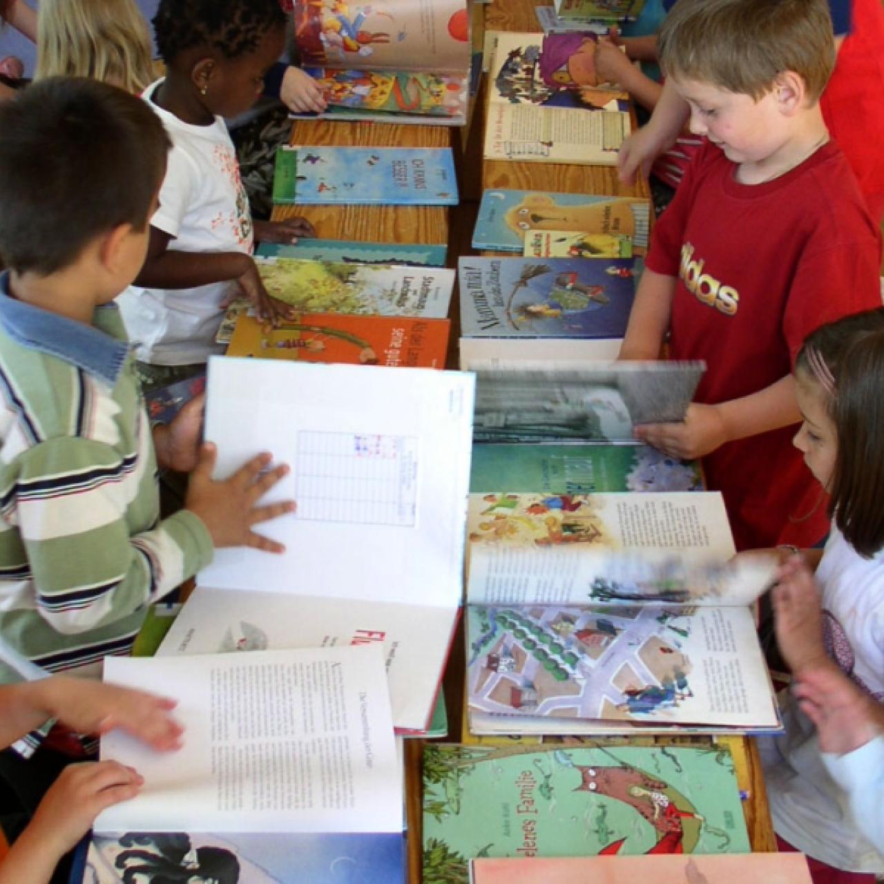 Kinder mit Büchern